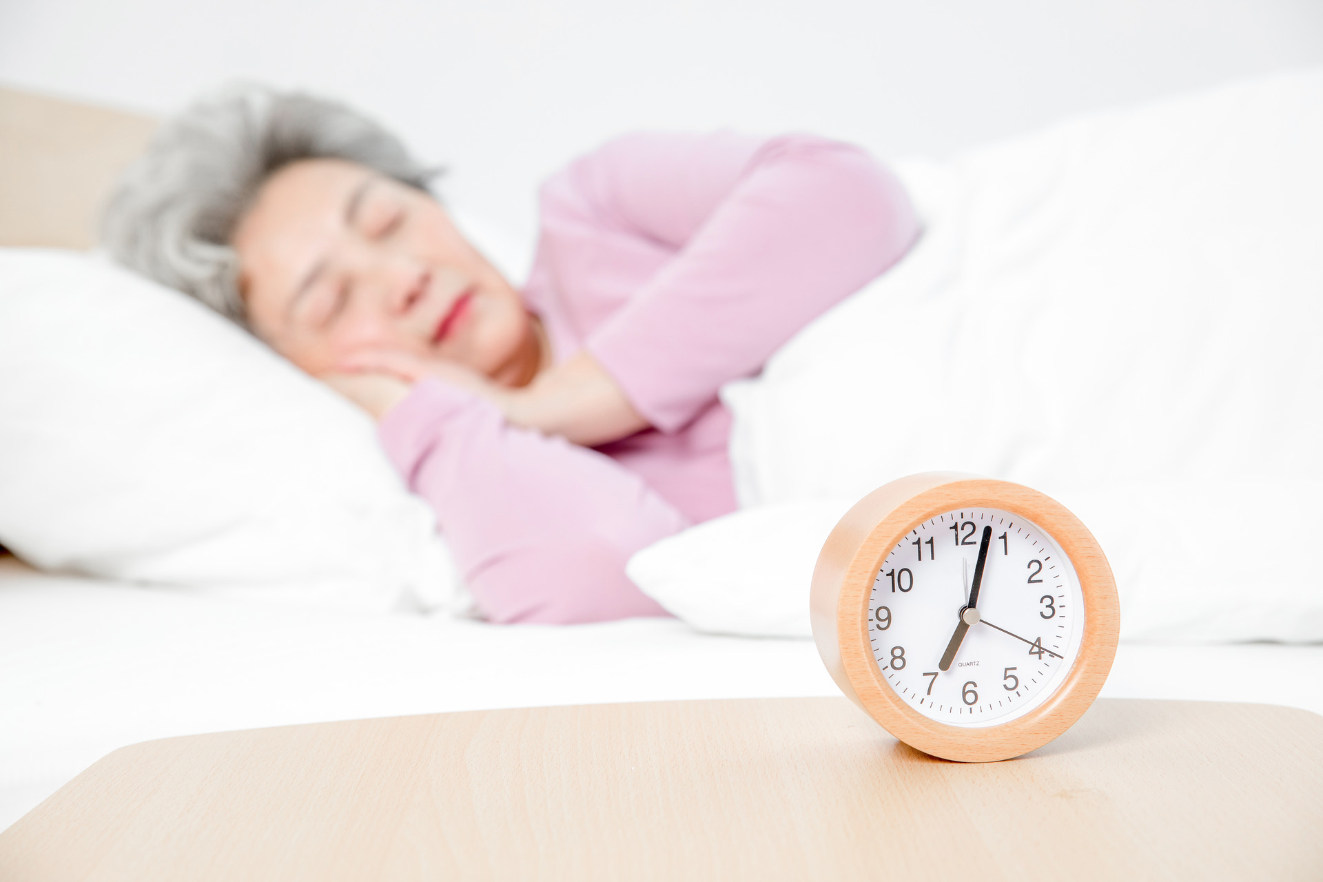 老年人一天睡多久最合适？若能达到这个数，是最佳的睡觉时长 ＊ 阿波罗新闻网